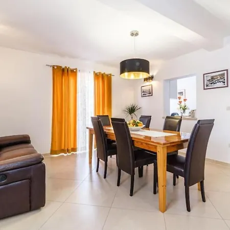 Sea Terrace Apartament Sutivan